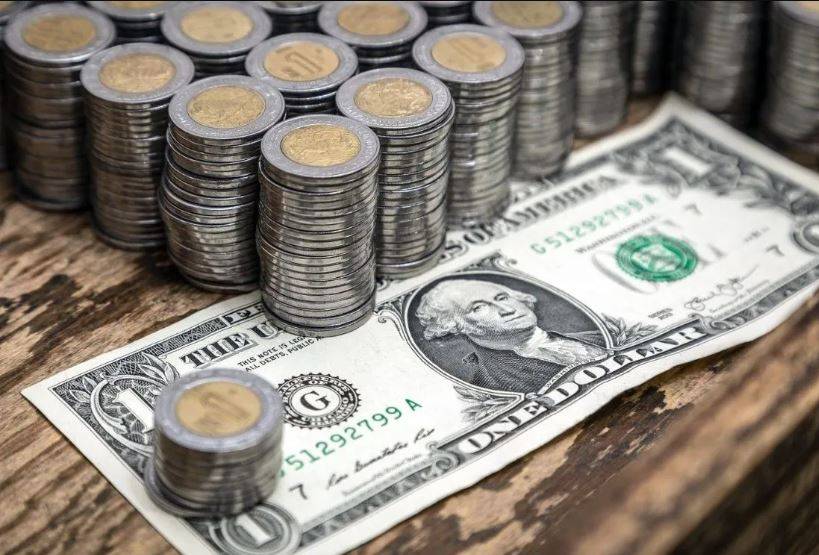 Peso mexicano cae m&aacute;s de 1%; cotiza en 21.75 por d&oacute;lar