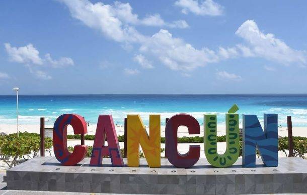 Reciben entre aplausos a primeros huéspedes en reapertura en Cancún
