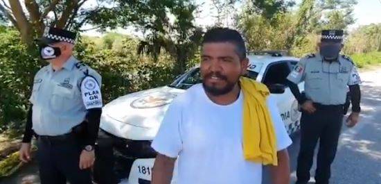 Rescatan en Campeche a conductor de tráiler que queda varado por la corriente de un río
