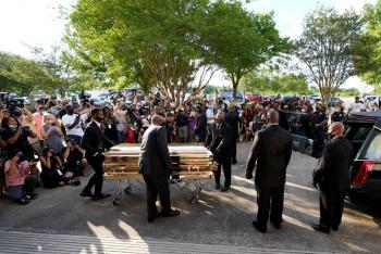 Tras seis d&iacute;as de funerales y ceremonias, sepultan restos de George Floyd