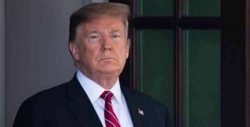 Trump se&ntilde;ala de provocador a hombre empujado por la polic&iacute;a