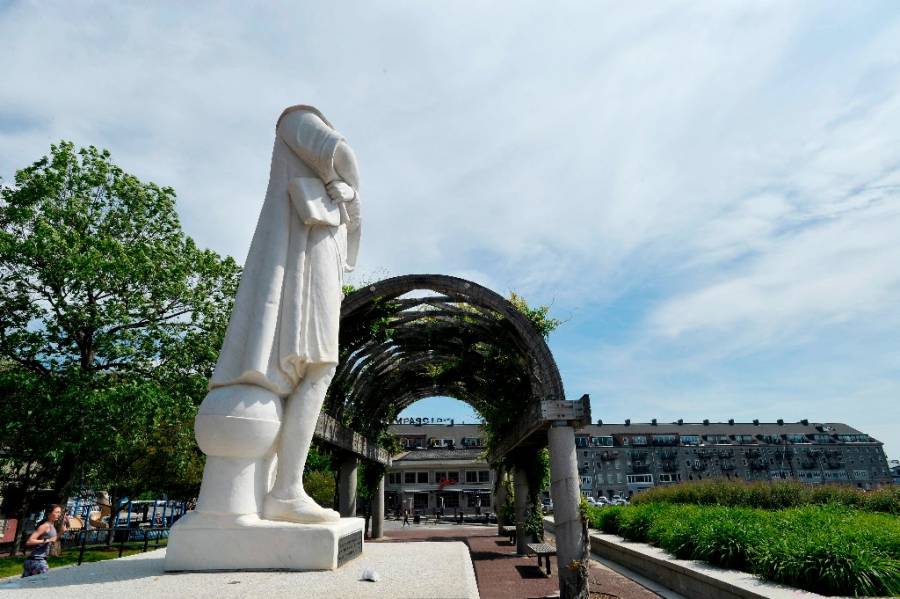 Manifestantes decapitan estatua de Cristóbal Colón en Boston