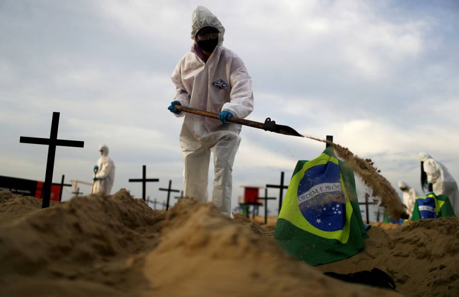 Cavan tumbas en playas de Brasil para protestar por manejo de pandemia