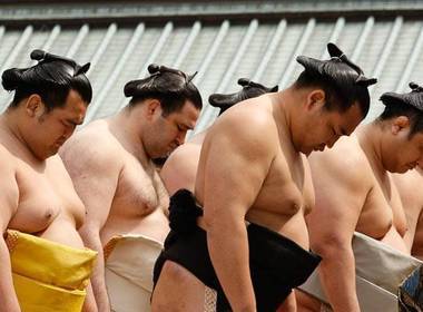 Luchadores de sumo salvan a mujer de morir ahogada en Tokio