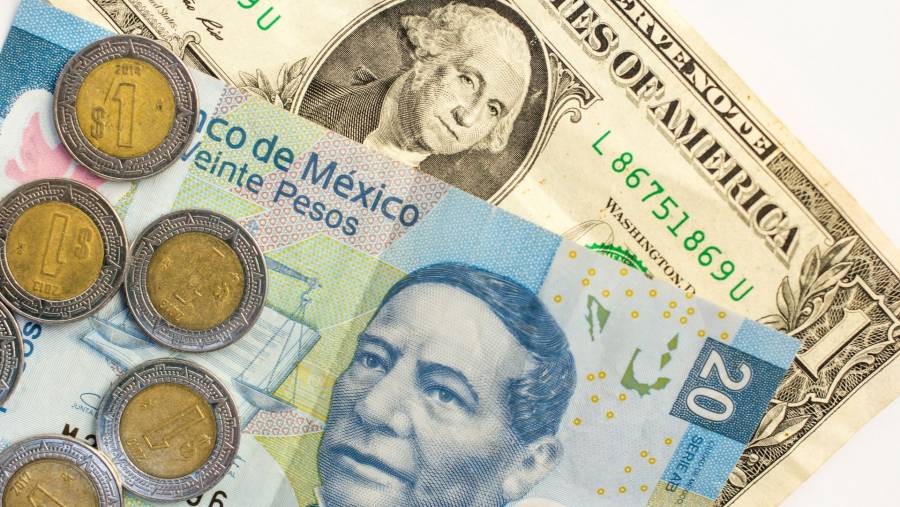 Peso retrocede tras perspectivas de FED; cotiza en 22.28 por dólar