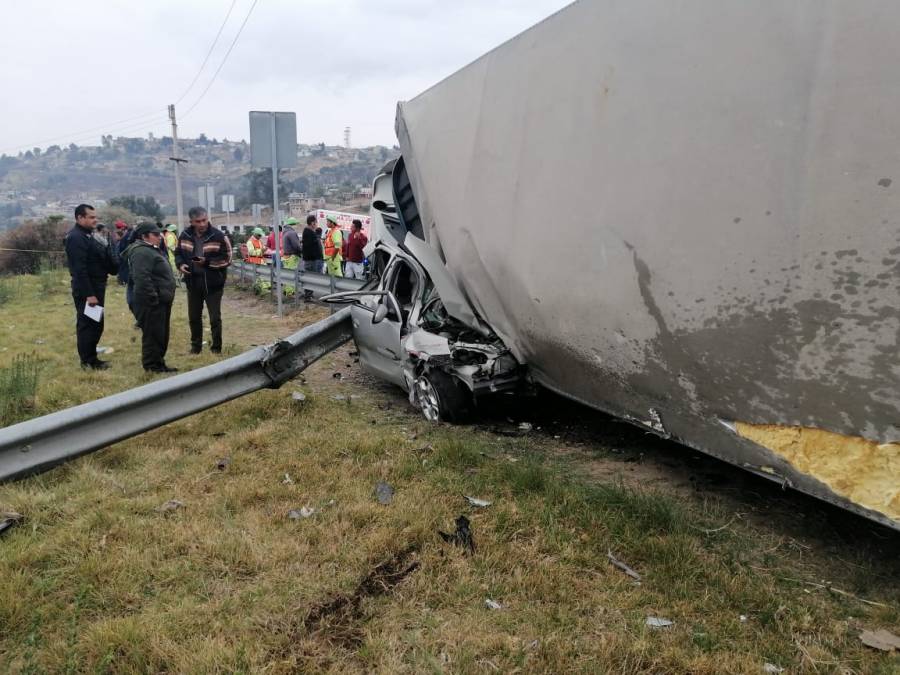 Vuelca tráiler en carretera Naucalpan-Toluca, cae sobre auto y muere conductor