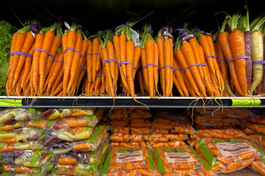 Propagación de coronavirus entre empacadores de frutas y verduras preocupa a autoridades de EEUU