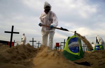 Cavan tumbas en playas de Brasil para protestar por manejo de pandemia
