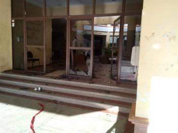 Personal pide no velar a fallecido por covid-19, pobladores causan destrozos e incendios