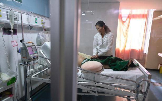 Mujer enferma de covid-19 canta en el hospital para levantar el ánimo