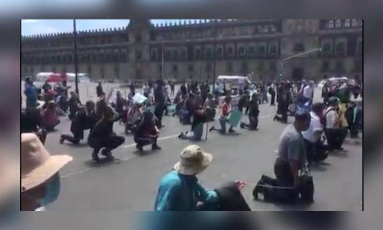 Polic&iacute;as se manifiestan de rodillas