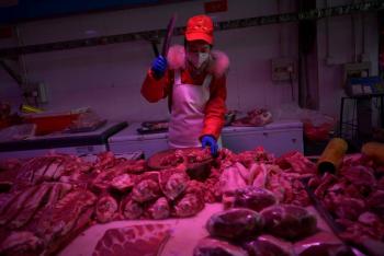 Por brote de Covid-19, cierran principal mercado en Pek&iacute;n