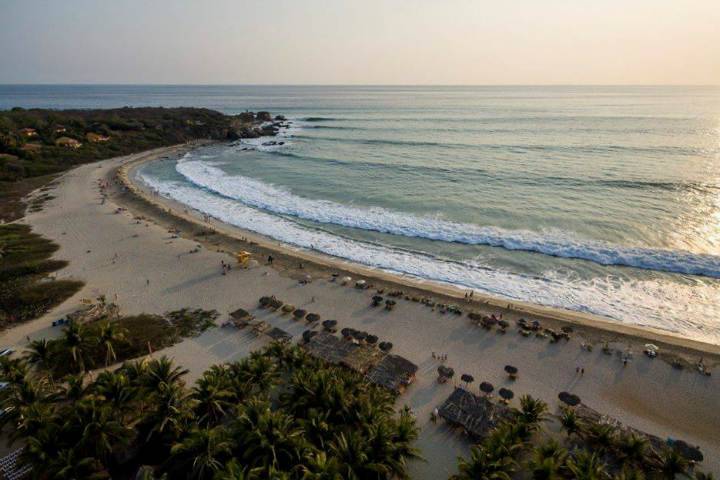 Desaparece estadounidense en Zicatela, Oaxaca, arrastrado por las olas