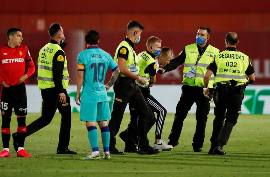 Joven que intentó tomarse foto con Messi, trepó por un muro del estadio