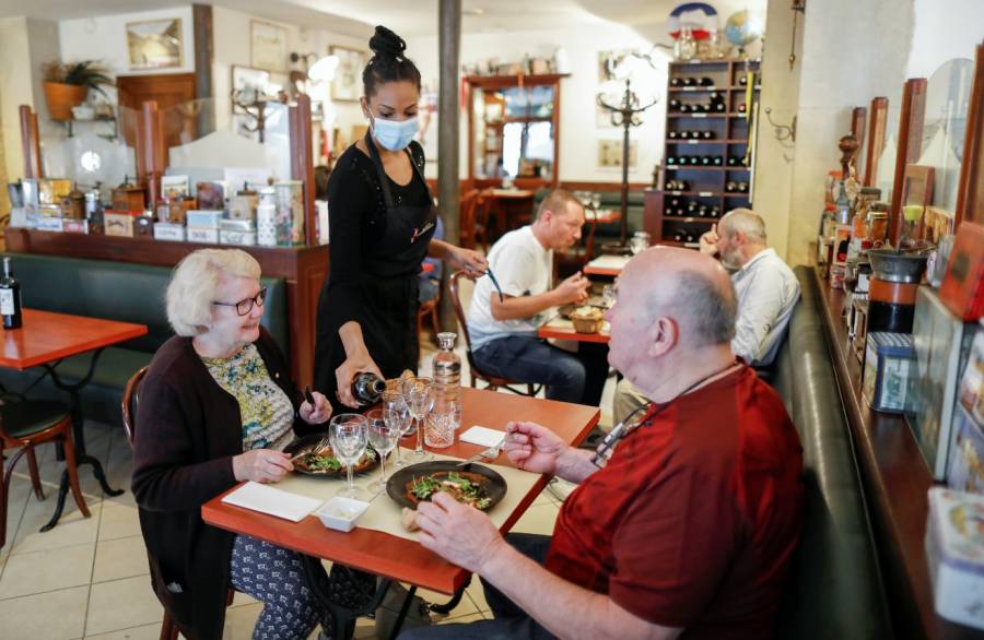 Reabren restaurantes de París, pero con cautelas