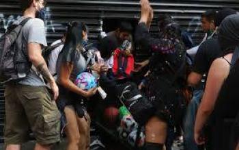 Encapuchados destrozan y saquean comercios en Oaxaca