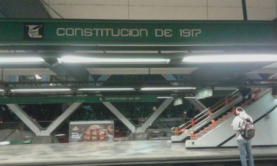 Se enfrentan personas presuntamente ebrias y policías en Metro Constitución