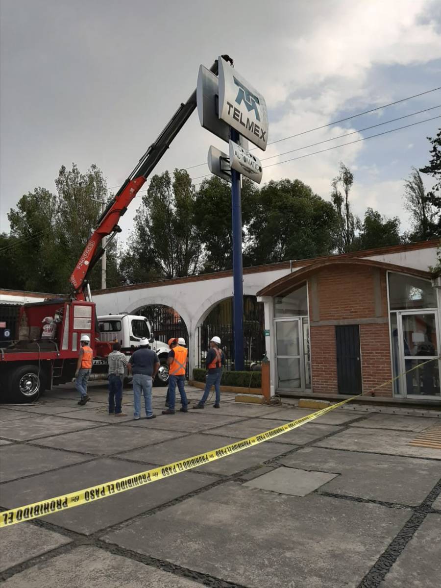 RETIRAN 32 ANUNCIOS ILEGALES Y DE RIESGO PARA POBLACIÓN DE XOCHIMILCO