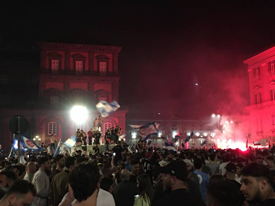 Seguidores del Napoli celebran en las calles triunfo de la Coppa Italia