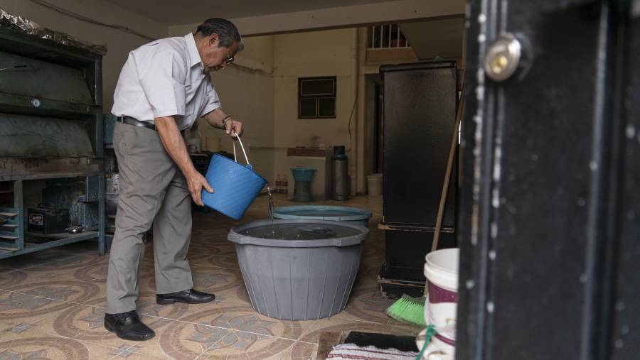 En la pandemia, vecinos de Neza madrugan para ‘cazar’ agua