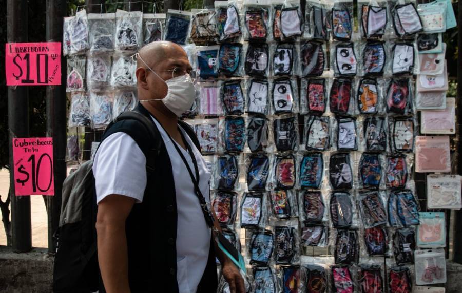 Comerciantes informales venden cubrebocas y caretas