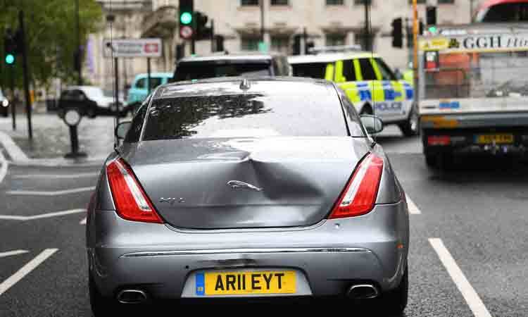 Choca auto donde viajaba Boris Johnson