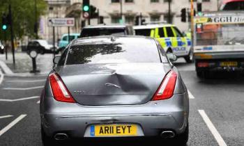 Choca auto donde viajaba Boris Johnson