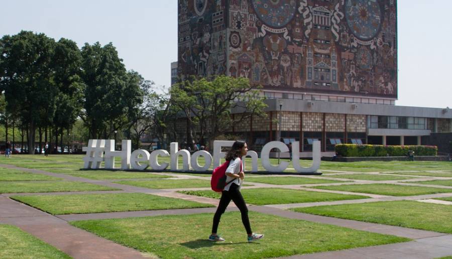 Primera estudiante en titularse en la facultad de Filosof&iacute;a y Letras, v&iacute;a remota