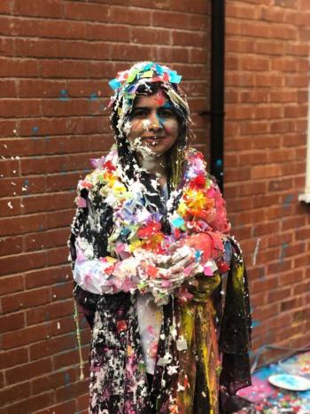 Llena de pastel, Malala celebra su graduaci&oacute;n de Oxford