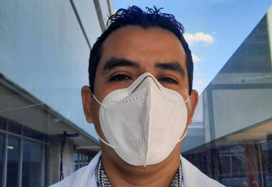 Médico festeja día del padre después de perder al suyo y su esposa