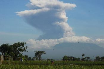El volc&aacute;n Merapi en Indonesia entra en erupci&oacute;n [Video]