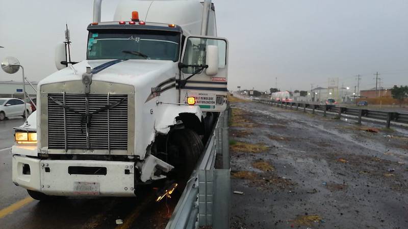 Fuerte choque en la México-Querétaro deja al menos un herido