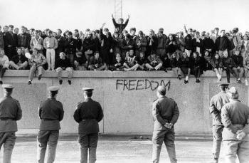 Cruzando el muro de Berl&iacute;n