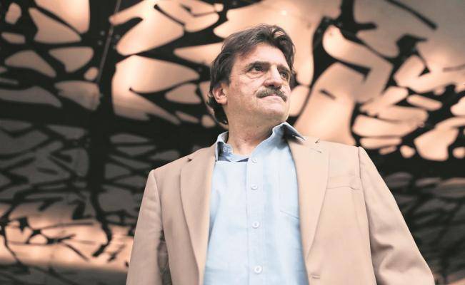 Otorgan el premio Xavier Villaurrutia a Enrique Serna por “El vendedor del silencio”