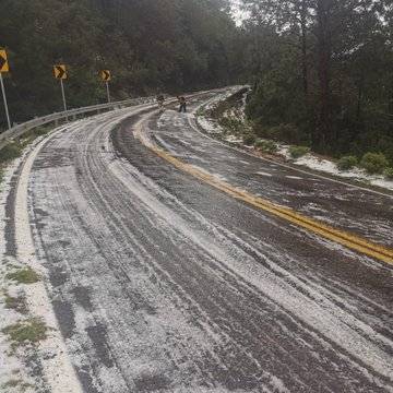 Querétaro pintado de blanco por granizo