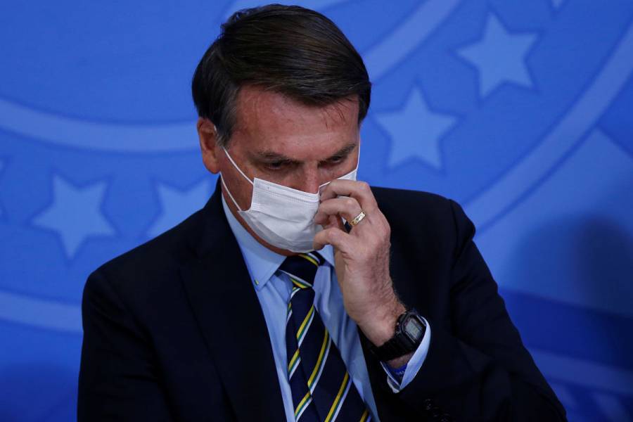 Juez ordena a presidente Bolsonaro que use mascarilla en público