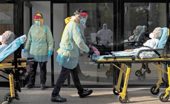 Casi 17 mil de 28 mil personas muertas  por Covid en España lo hicieron en asilos