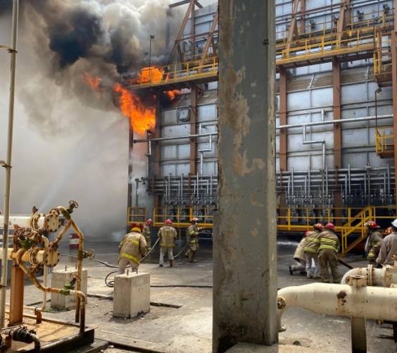 Pemex detiene operaciones tras conato de incendio por sismo