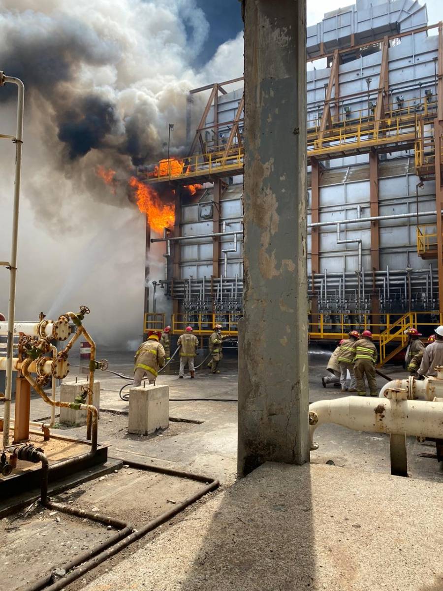 Sismo provoca incendio en refinería y deja sin luz a 2 millones