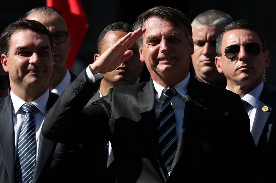 Juez obliga a Bolsonaro a usar  mascarillas en espacios públicos