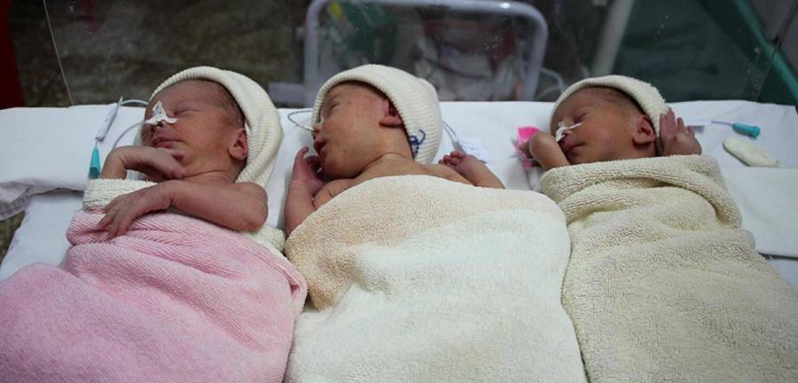 ¡In&eacute;dito! Nacen trillizos con Covid-19 de padres no infectados