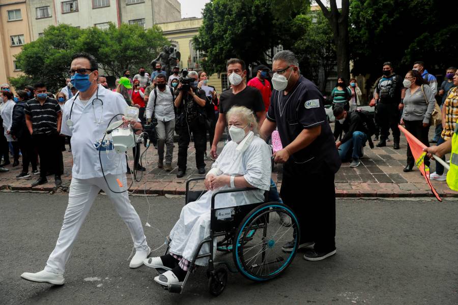 Evacuan hospitales y olvidan sana distancia