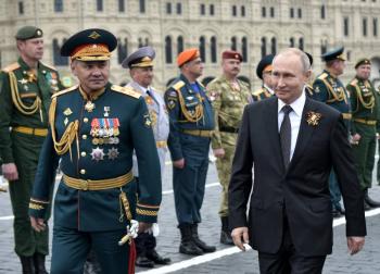 Putin pasa revista a desfile militar antes de votaci&oacute;n que podr&iacute;a prolongar su mandato