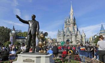 Acciones de Disney caen tras aplazamiento de apertura de Disneyland
