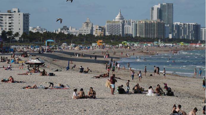 Cierran playas de Miami por récord de contagios de Covid-19