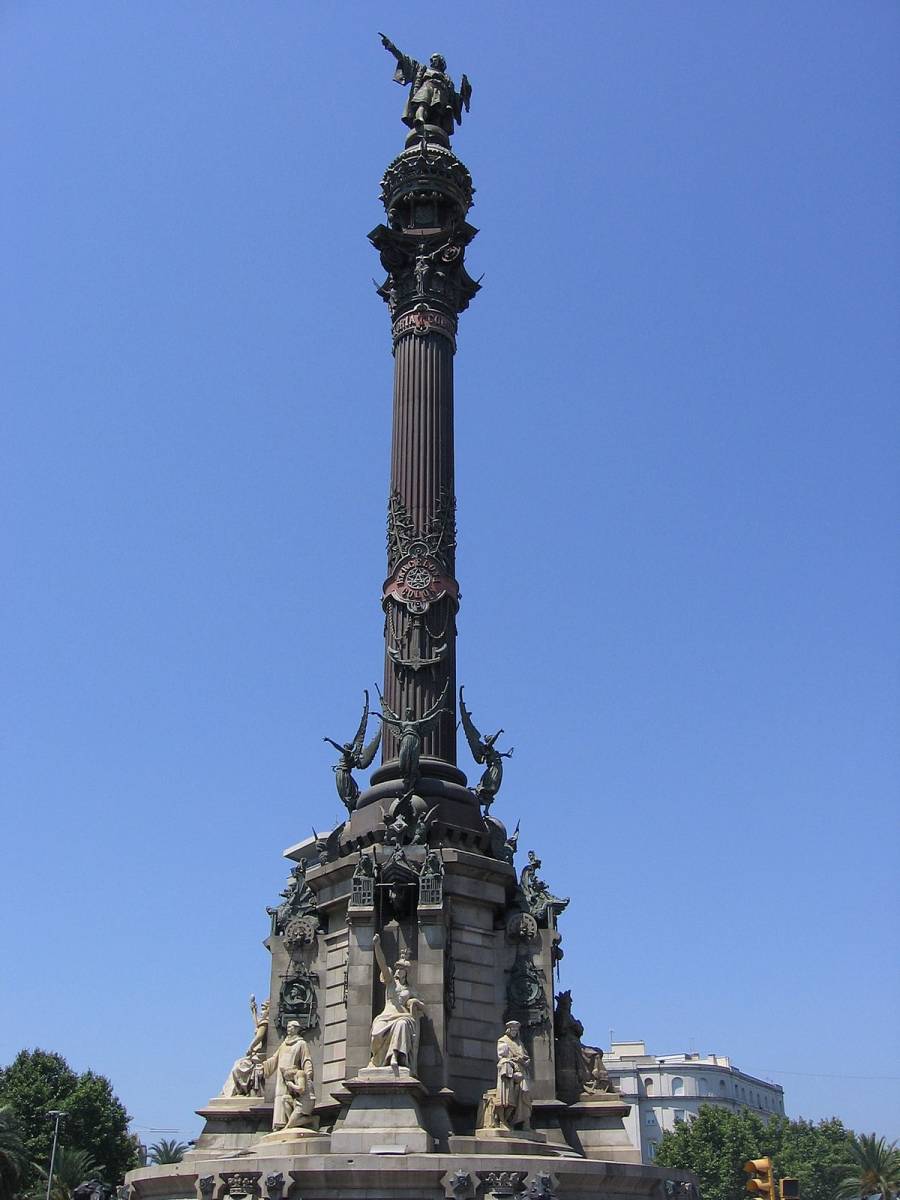 Pequeño Incendio causa algunos daños a estatua de Colón en Barcelona
