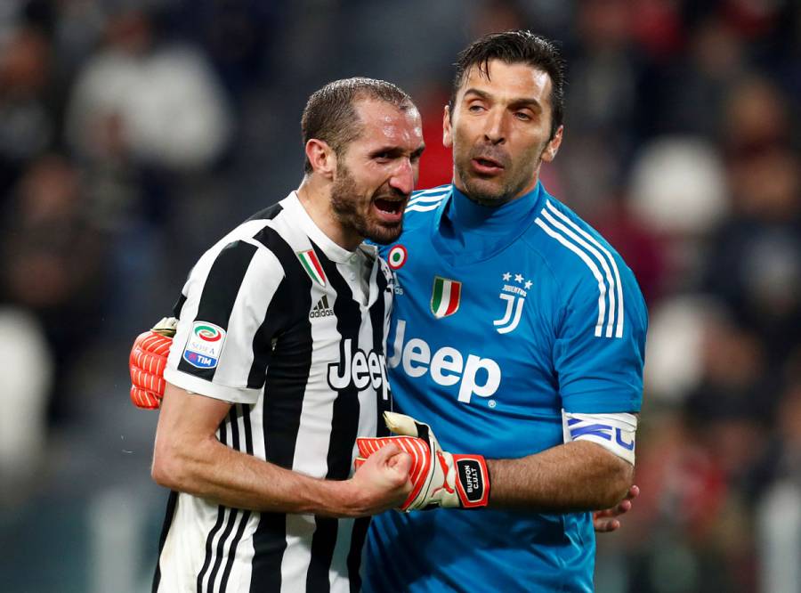 Buffon y Chiellini renuevan con la Juventus por otra temporada