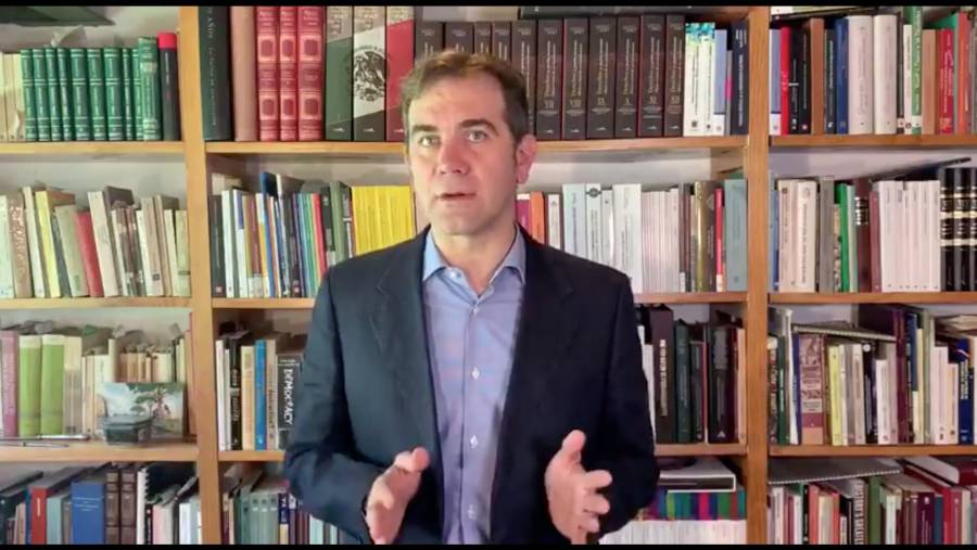 Lorenzo Córdova defiende labor del INE