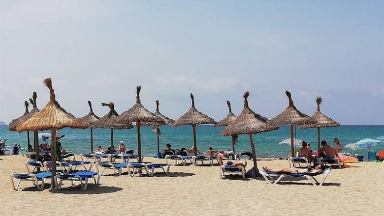 Con drones y franjas por edad, la  “normalidad” en playas europea