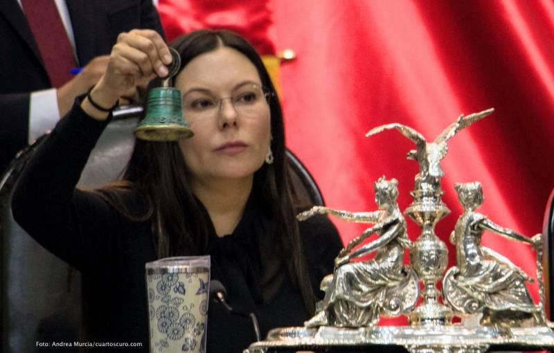 CON PROTESTAS CONTRA LAURA ROJAS, ARRANCA SESIÓN EN SAN LÁZARO